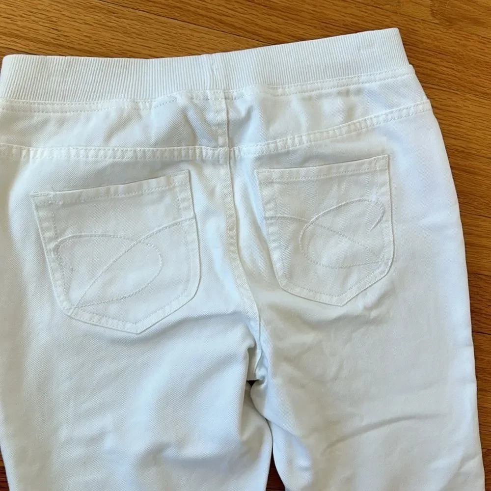 Chico’s platinum pull on cropped white jeans, size 0